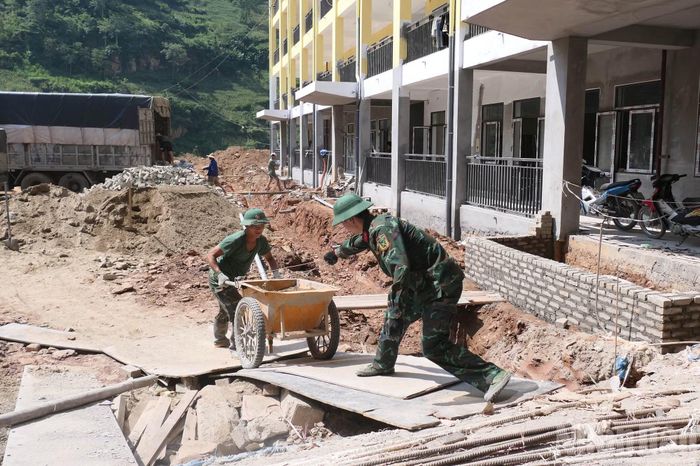 Những người lính miệt mài lao động dưới nắng hè như đổ lửa.