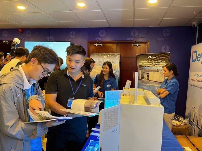 Các doanh nghiệp trong lĩnh vực thiết bị điện giới thiệu sản phẩm tại diễn đàn. (Ảnh: QUANG QUÝ)