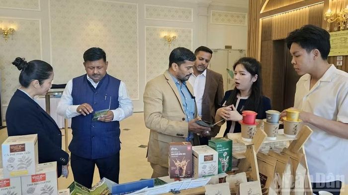 Đối tác Ấn Độ tìm hiểu sản phẩm đặc trưng và nghe doanh nghiệp Lâm Đồng giới thiệu về hoạt động du lịch-dịch vụ trong khuôn khổ chương trình. (Ảnh: Mai Văn Bảo)