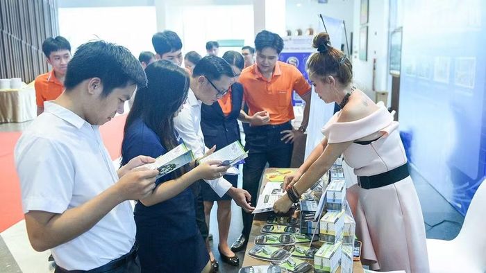 Đại biểu tìm hiểu thông tin tại các gian hàng các lĩnh vực vận tải-giao nhận, kho bãi-chuỗi lạnh, thiết bị, công nghệ đóng gói...