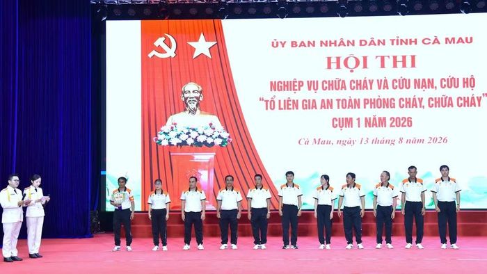 Đại diện các đội thi ra mắt tại hội thi. (Ảnh: Hữu Đệ)