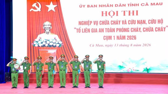 Tổ Trọng tài ra mắt tại hội thi. (Ảnh: Hữu Đệ)