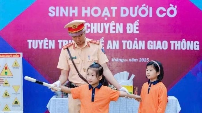 Chuyên đề tuyên truyền an toàn giao thông trong tiết sinh hoạt dưới cờ cho học sinh các cấp. (Ảnh: Cục Cảnh sát giao thông)