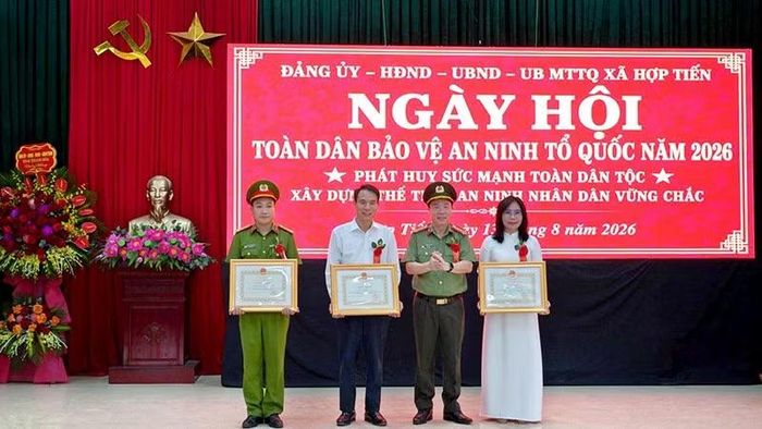 Lãnh đạo Công an tỉnh Thanh Hóa trao Bằng khen cho Nhân dân, cán bộ xã Hợp Tiến có thành tích xuất sắc trong phong trào bảo vệ an ninh Tổ quốc. (Ảnh: Công an Thanh Hóa)