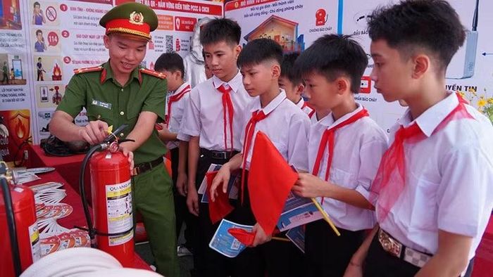 Công an hướng dẫn kỹ năng sử dụng thiết bị phòng cháy chữa cháy cho học sinh ở xã Hợp Tiến. (Ảnh: Công an Thanh Hóa)