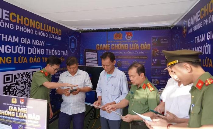 Công an Thanh Hóa hướng dẫn người dân trải nghiệm ứng dụng mô phỏng, nhận diện, chủ động phòng chống lừa đảo trên không gian mạng. (Ảnh: Công an Thanh Hóa)