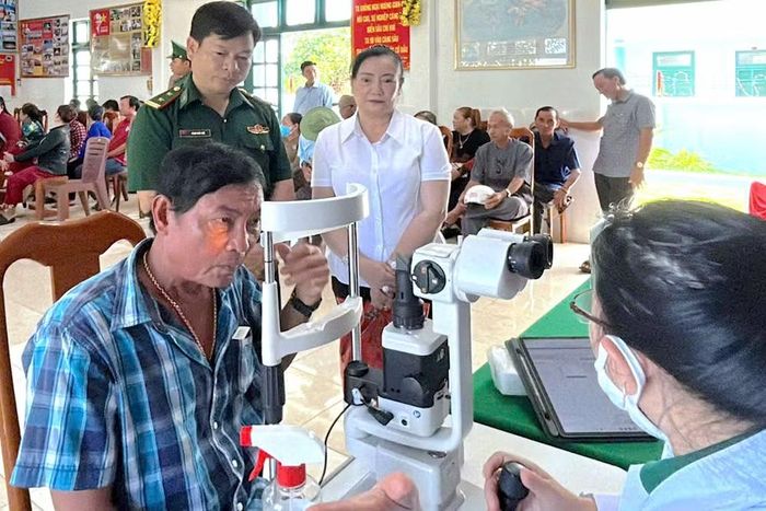 Bác sĩ Bệnh viện Mắt Sài Gòn Cà Mau khám, kiểm tra mắt cho người dân. (Ảnh: Hoàng Tá)