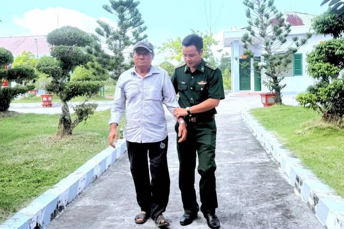 Cán bộ Đồn Biên phòng Đất Mũi hỗ trợ, hướng dẫn người lớn tuổi đi lại khó khăn sau khi thăm khám. (Ảnh: Hoàng Tá)