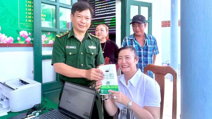 Người dân được cấp thuốc miễn phí sau khi thăm khám. Chương trình góp phần giúp người dân, nhất là người cao tuổi, tiếp cận dịch vụ chăm sóc mắt và điều trị bệnh thuận lợi hơn. (Ảnh: Hoàng Tá)