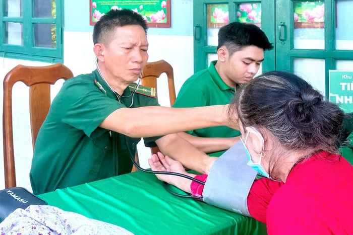 Người dân được lực lượng quân y của Biên phòng Cà Mau đo huyết áp, kiểm tra sức khỏe ban đầu trước khi khám mắt. (Ảnh: Hoàng Tá)