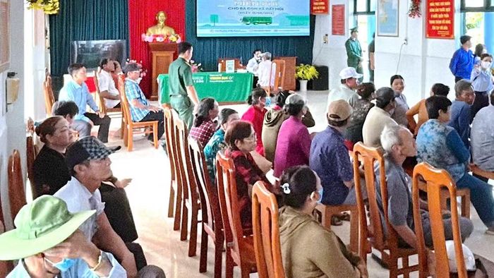 Đông đảo người dân đến tham gia chương trình khám mắt miễn phí tại Đồn Biên phòng Đất Mũi. (Ảnh: Hoàng Tá)