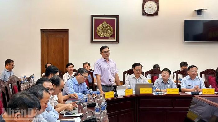 Chủ tịch Ủy ban nhân dân phường Mũi Né Lê Thanh Sơn phát biểu ý kiến. (Ảnh: THANH HẢI)