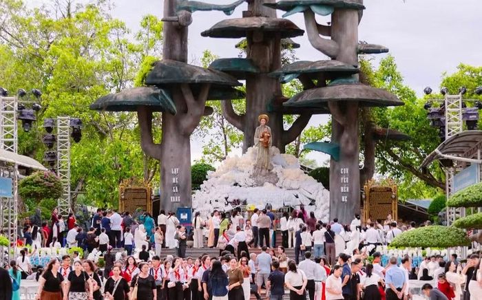 Đông đảo giáo dân, người hành hương có mặt tại Trung tâm hành hương Đức Mẹ La Vang. (Ảnh: H.M)