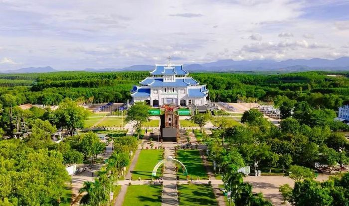 Trung tâm hành hương Đức Mẹ La Vang mỗi năm đón hàng trăm nghìn lượt người đến cầu nguyện, tham dự các nghi thức tôn giáo. (Ảnh: H.M)
