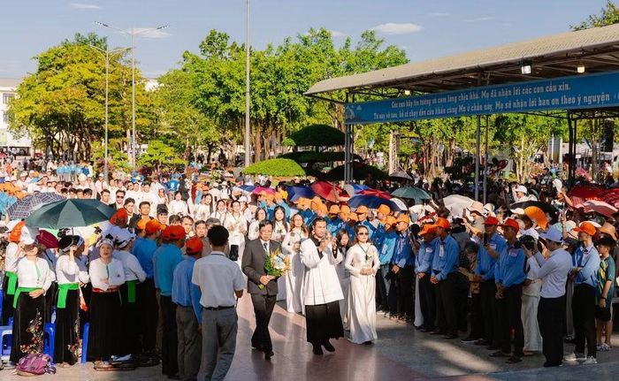 Trung tâm hành hương Đức Mẹ La Vang mỗi năm đón hàng trăm nghìn lượt người đến cầu nguyện, tham dự các nghi thức tôn giáo. (Ảnh: H.M)