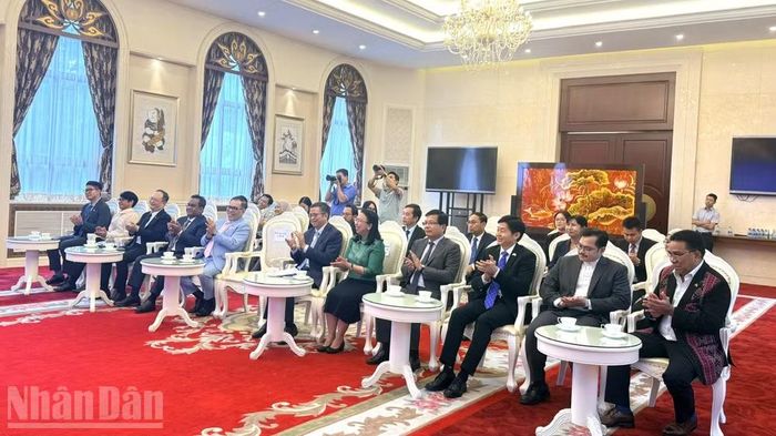Đại sứ, đại diện các nước thành viên ASEAN và Trung tâm ASEAN-Trung Quốc tham dự sự kiện. (Ảnh: HỮU HƯNG)