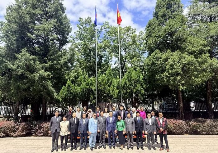Đại sứ, đại diện các nước thành viên ASEAN và Trung tâm ASEAN-Trung Quốc chụp ảnh lưu niệm tại Đại sứ quán Việt Nam tại Trung Quốc. (Ảnh: HỮU HƯNG)