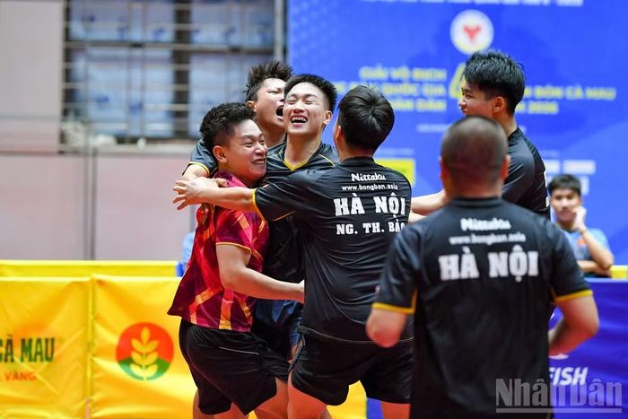 Nguyễn Anh Tú ăn mừng cùng các đồng đội và huấn luyện viên. (Ảnh: THẾ ĐẠI)