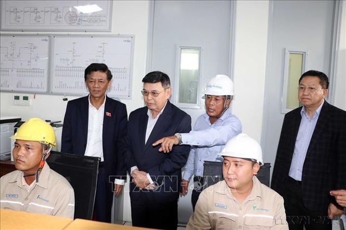 Chủ tịch Quốc hội Lào Xaysomphone Phomvihane thăm Nhà máy điện gió Lạc Hòa-Hòa Đông, tại thị xã Vĩnh Châu, tỉnh Sóc Trăng, tháng 12-2024. Ảnh: TTXVN