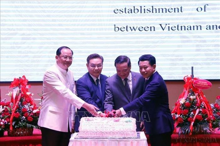 Chủ tịch Quốc hội Lào Xaysomphone Phomvihane (thứ hai, từ trái sang) dự lễ kỷ niệm 77 năm Quốc khánh Việt Nam do Đại sứ quán Việt Nam tại Lào tổ chức, ngày 2-9-2022. Ảnh: TTXVN