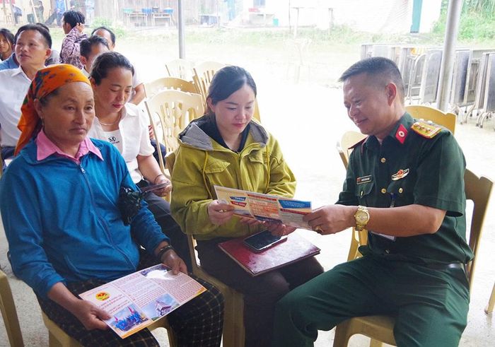 Cán bộ Đoàn Kinh tế-Quốc phòng 4 tuyên truyền, giáo dục pháp luật cho người dân bản Mường Lống, xã Tri Lễ, tỉnh Nghệ An.