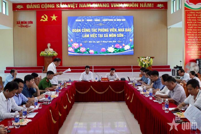 Quang cảnh buổi làm việc của đoàn công tác tại xã Môn Sơn, tỉnh Nghệ An.