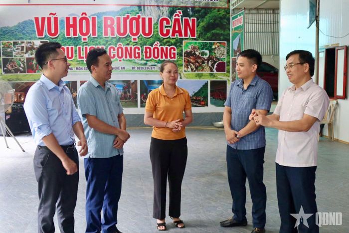 Các thành viên đoàn công tác trao đổi kinh nghiệm làm du lịch cộng đồng gắn với nghỉ dưỡng tại gia đình chị Đặng Thị Nguyệt (ở bản Xiềng, xã Môn Sơn, tỉnh Nghệ An).