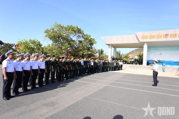  Đoàn đại biểu tìm hiểu thực tế tại Lữ đoàn Tàu ngầm 189 Hải quân.  