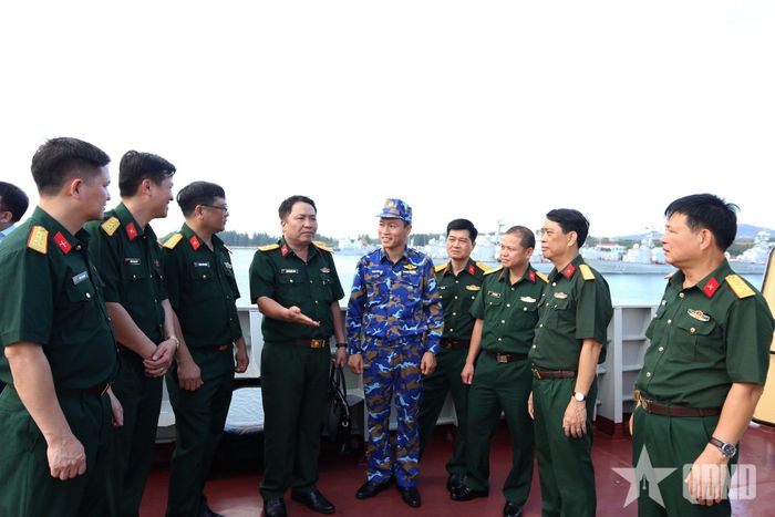  Các đại biểu trao đổi với sĩ quan Tàu 016-Quang Trung, Lữ đoàn 162 về công tác huấn luyện, sẵn sàng chiến đấu.