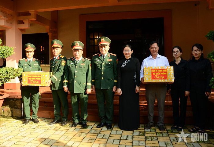 Thượng tướng Nguyễn Văn Hiền tặng quà Đội K72 và Ban quản trang Nghĩa trang Liệt sĩ Bình Phước.