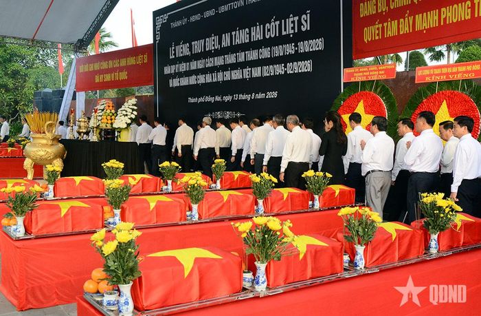 Các đại biểu tưởng niệm các anh hùng liệt sĩ.