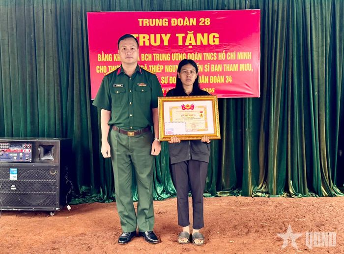 Thừa ủy quyền, Thượng tá Vũ Thành Trung, Phó chính ủy Sư đoàn 10 trao bằng khen của Trung ương Đoàn tới đại diện gia đình Thượng sĩ Kpă Thiêp.