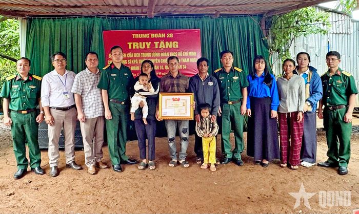 Lãnh đạo, chỉ huy Sư đoàn 10, Trung đoàn 28, đại diện địa phương và gia đình Thượng sĩ Kpă Thiêp.