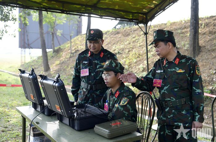 Lực lượng phục vụ làm nhiệm vụ tại khu vực bắn súng.