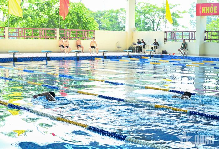 Các thí sinh thực hiện phần thi thể lực tại bể bơi của Trung tâm Huấn luyện Quân sự quốc gia 4.