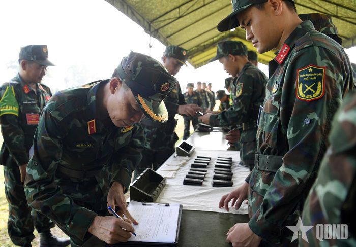 Ký tiếp nhận đạn.
