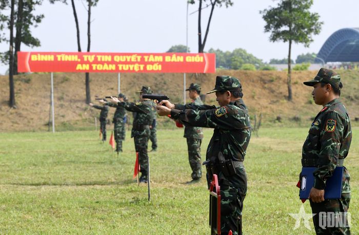 Thí sinh vào vị trí bắn.