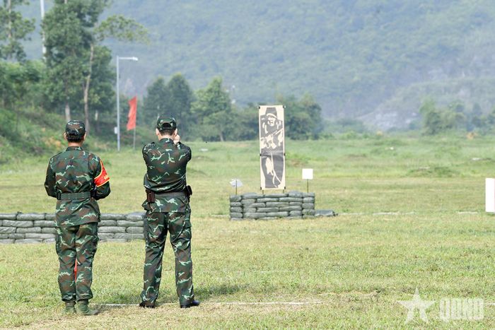  Thực hiện bài bắn trong điều kiện trời nắng gắt là thử thách đối với các thí sinh.