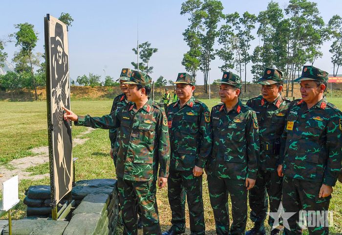 Đại tướng Nguyễn Tân Cương kiểm tra bia bắn.