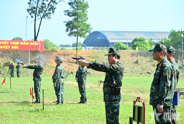 Đại tướng Nguyễn Tân Cương thực hiện bài bắn súng ngắn K54 bài 2b để các thí sinh thị phạm.