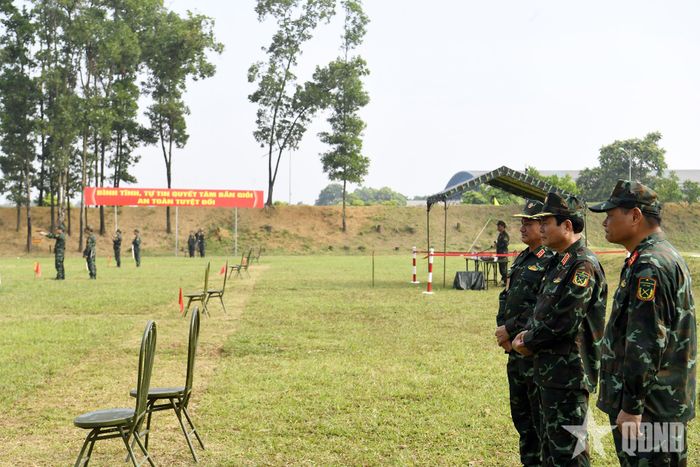 Đại tướng Nguyễn Tân Cương và Trung tướng Lê Văn Hướng theo dõi các thí sinh thực hiện bài bắn.