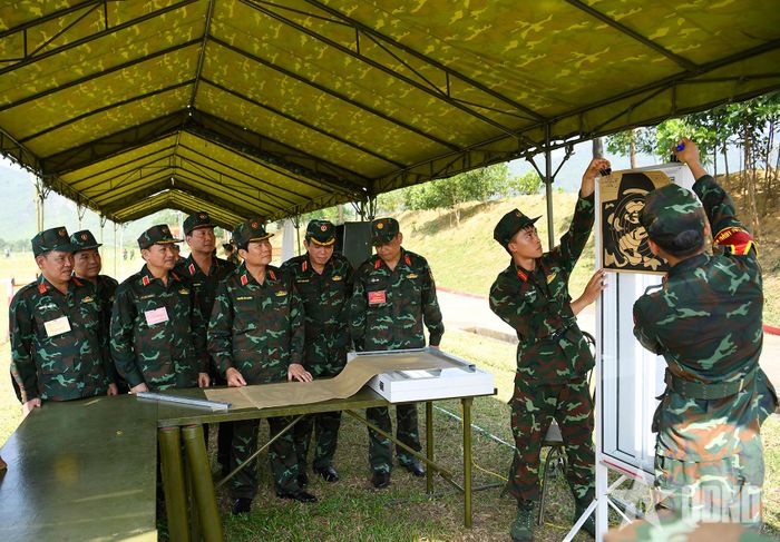 Các đại biểu tham quan khu vực tính điểm bài bắn.