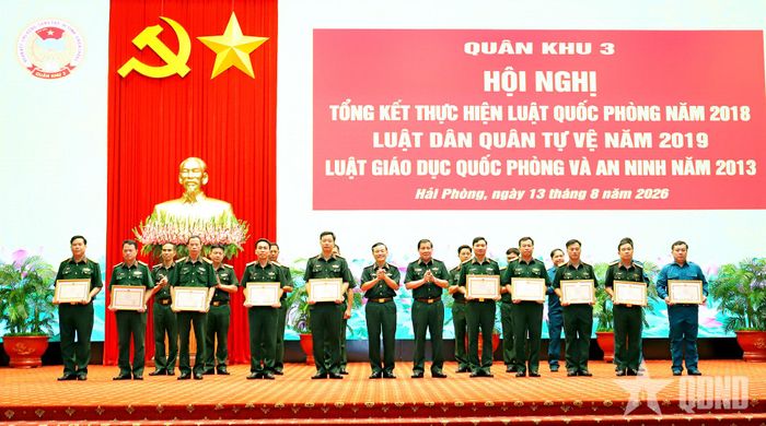  Các đồng chí lãnh đạo Quân khu 3 trao thưởng tặng các tập thể, cá nhân có thành tích xuất sắc trong thực hiện Luật Quốc phòng năm 2018, Luật Dân quân tự vệ năm 2019, Luật Giáo dục quốc phòng và an ninh năm 2013. 