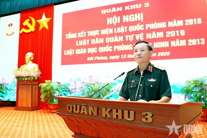  Trung tướng Lương Văn Kiểm, Tư lệnh Quân khu 3 phát biểu kết luận hội nghị. 