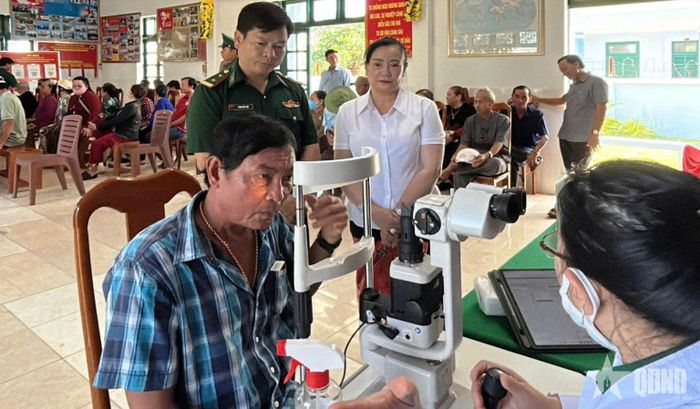  Bác sĩ Bệnh viện Mắt Sài Gòn Cà Mau khám, kiểm tra mắt cho người dân.