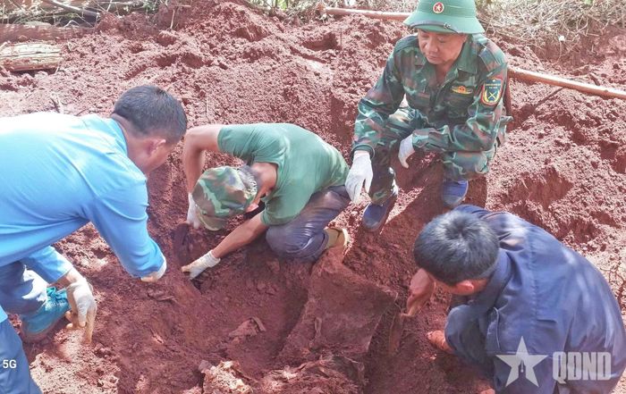 Đội K52 và các lực lượng chức năng tìm kiếm, quy tập hài cốt liệt sĩ tại khu vực làng Sơr, xã Ia Boòng.
