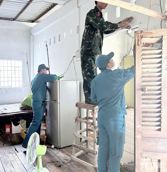 Cán bộ, chiến sĩ lực lượng vũ trang tỉnh Cà Mau chung tay chăm lo gia đình chính sách, lan tỏa nghĩa tình quân dân. 