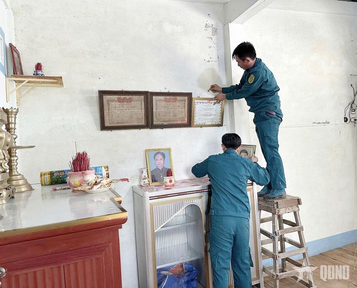 Cán bộ, chiến sĩ Ban CHQS xã Đất Mũi giúp ông Huỳnh Văn Liêm dọn nhà.