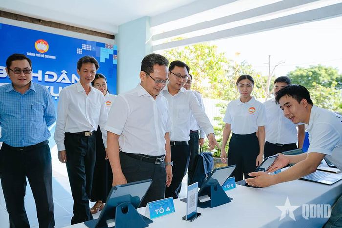Các đại biểu tham quan sản phẩm ứng dụng công nghệ số.