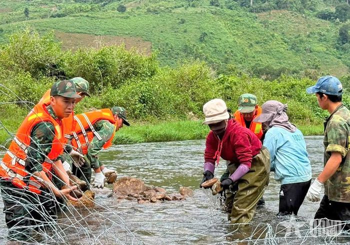 Cán bộ, chiến sĩ Trung đoàn 1 (Sư đoàn 2) cùng người dân đắp đập Đăk Pne (làng Kon Pne, xã Đak Rong, tỉnh Gia Lai) để dẫn nước về làng. 